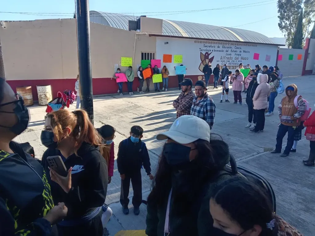 Exigen destitución de directora en primaria de Otumba por discriminación