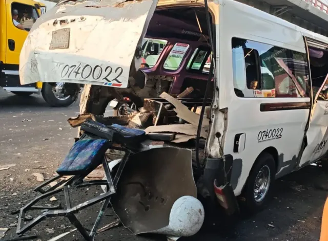 Explota unidad de transporte público en Iztapalapa