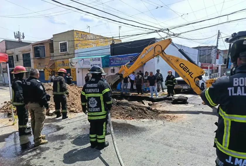 Descartan peligro para vecinos tras ruptura de tubería en Tlalnepantla