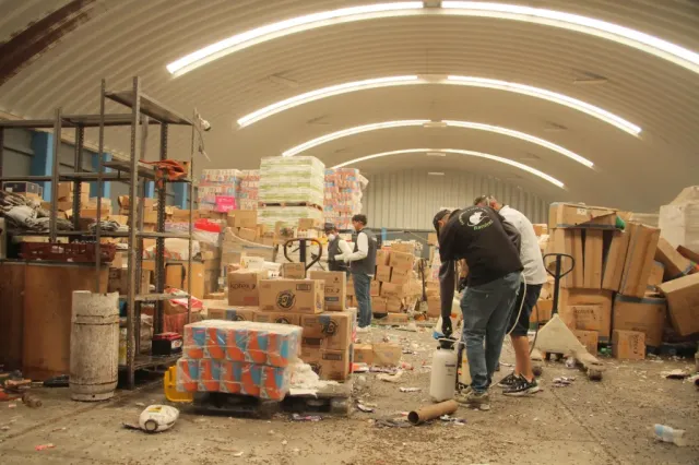 Fumigan bodega infestada de ratas en Ecatepec tras denuncias vecinales
