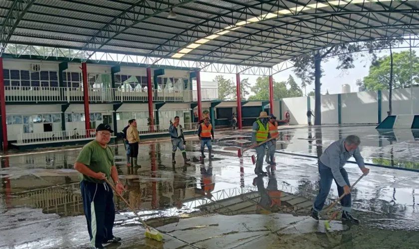 Gobierno de Acolman atiende afectaciones por lluvia en primaria Benito Juárez de San Francisco Zacango