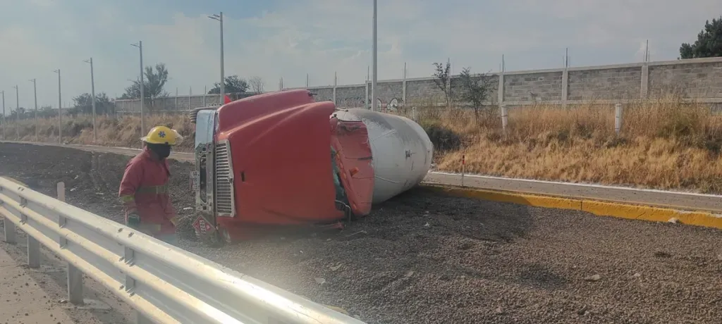 Huye chofer tras volcadura de pipa en Ixtapaluca.