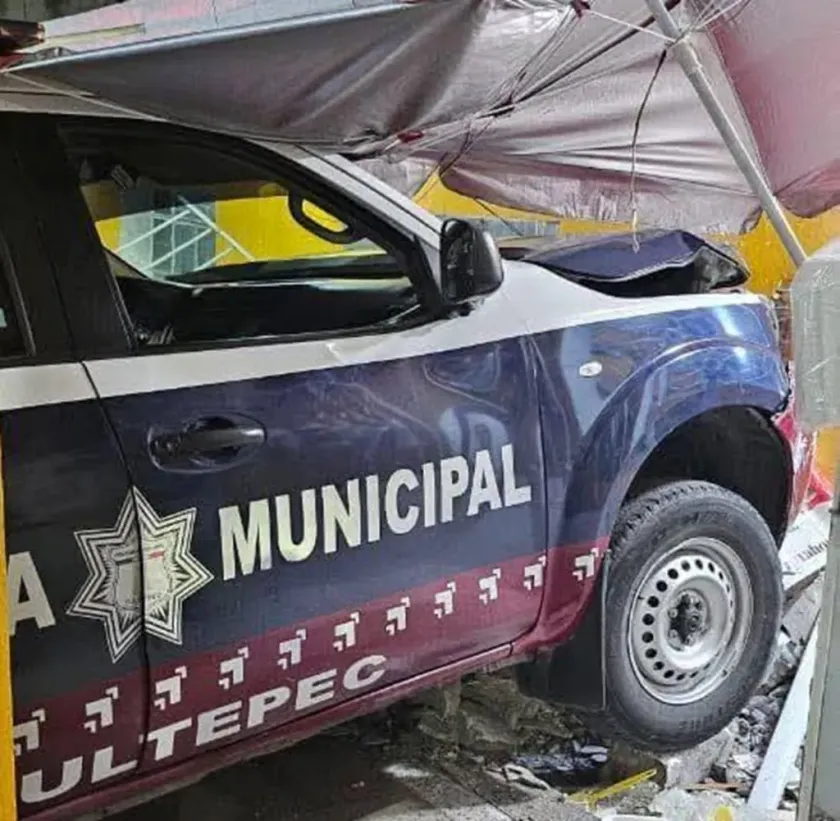 Impacta patrulla contra vivienda tras persecución en Tultepec