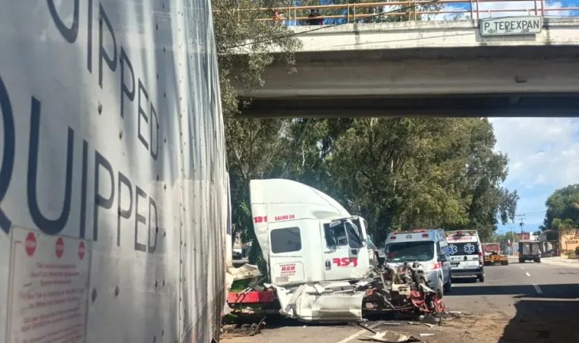 Impacta tráiler contra árbol en la Lechería–Texcoco