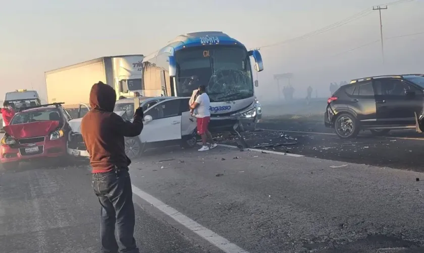 Impactan 30 vehículos por densa niebla en la ruta Bicentenario