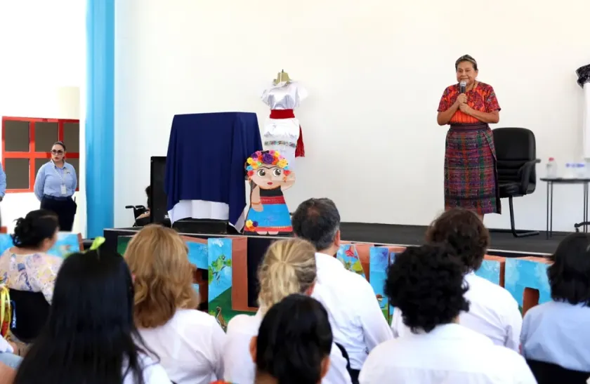 Imparten conferencia de Rigoberta Menchú en penal femenil de Morelos