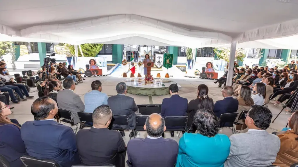 Impulsa rectora de la UAEMéx descentralización y democracia universitaria.