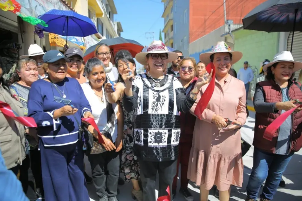Inaugura Azucena Cisneros pavimentación con programa Mano a Mano.