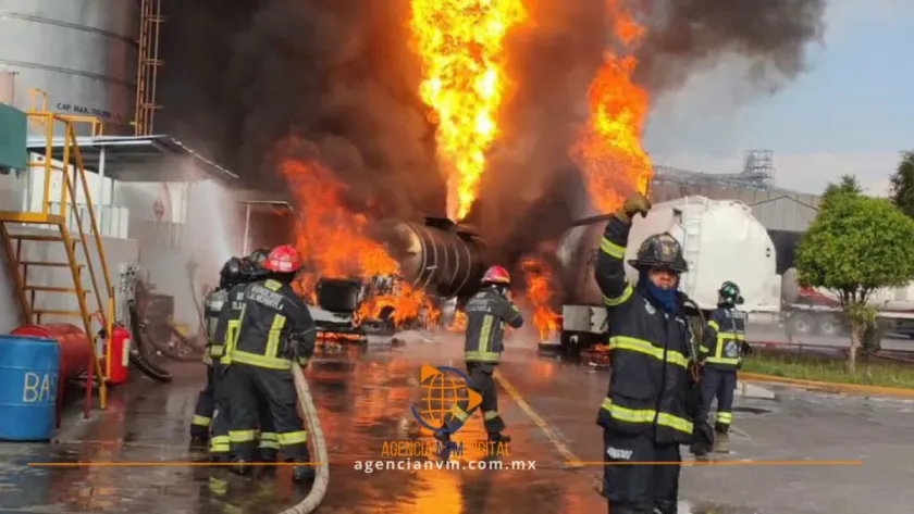 Combaten incendio en empresa de Tlalnepantla Centro