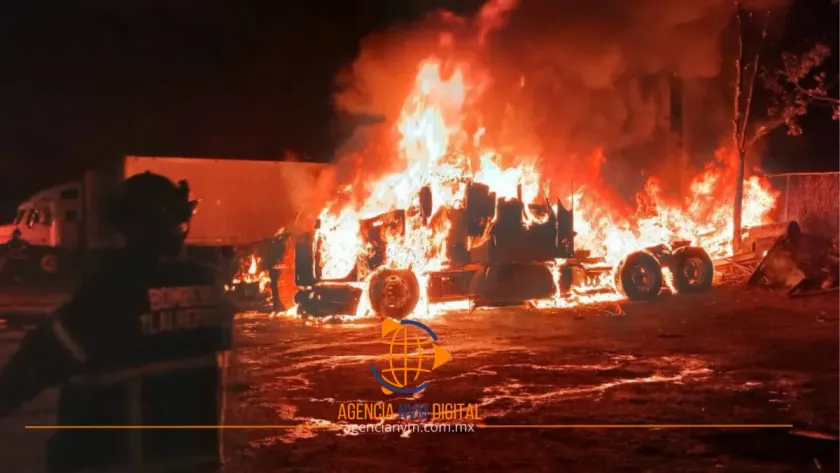 Controlan fuego que consumió tres tráileres esta madrugada  