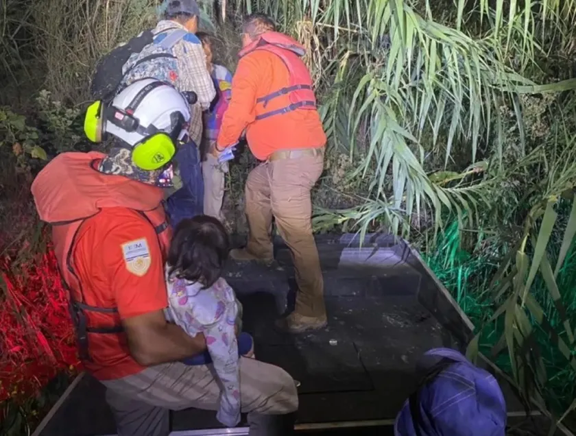 INM Rescata Familia Guatemalteca Extraviada en Río Bravo.