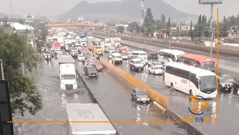 Reportan encharcamientos graves a la altura de Valle de Chalco