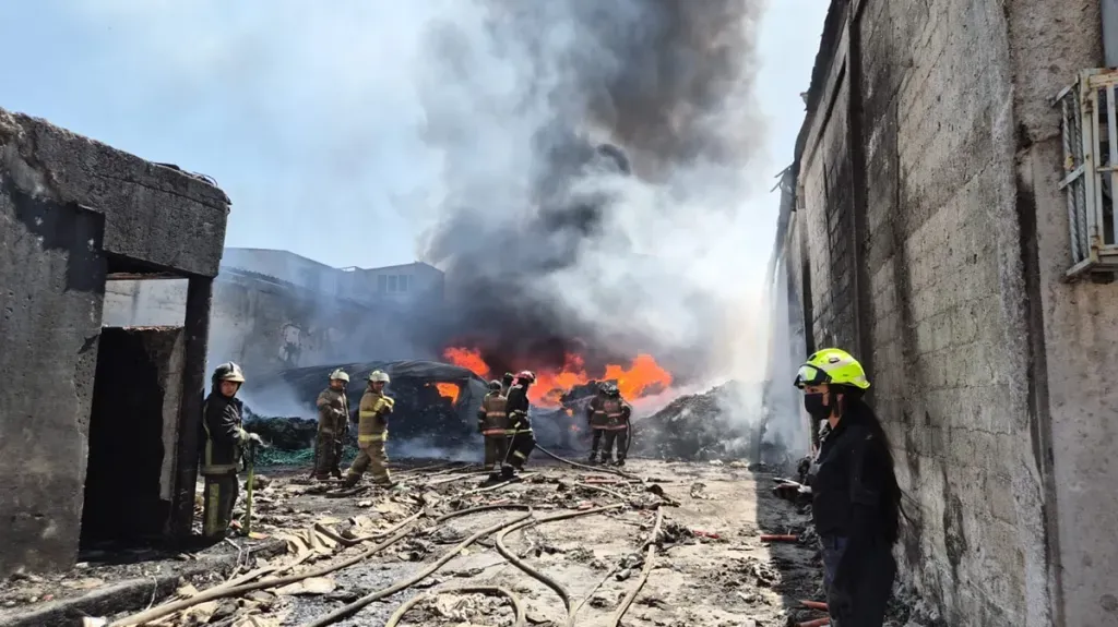 Investigan posible incendio provocado en bodega clausurada de Ecatepec