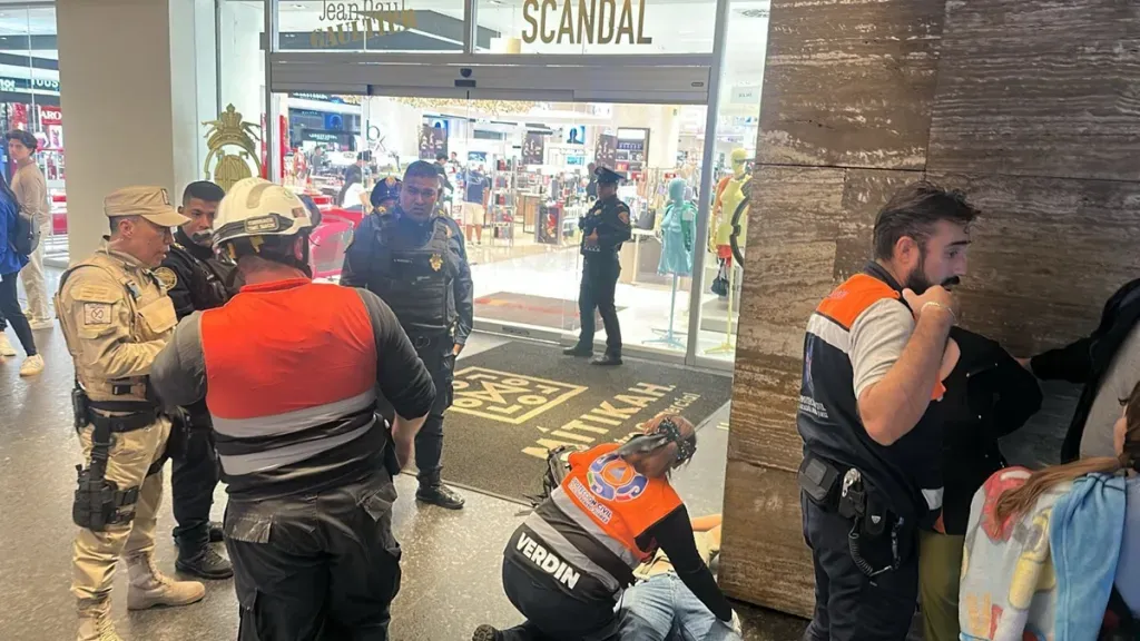 Lesionadas dos personas en accidente en Plaza Mítikah