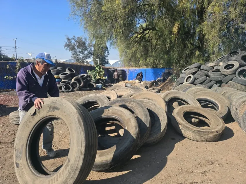 Retiran llantas abandonadas para evitar focos de contaminación ambiental