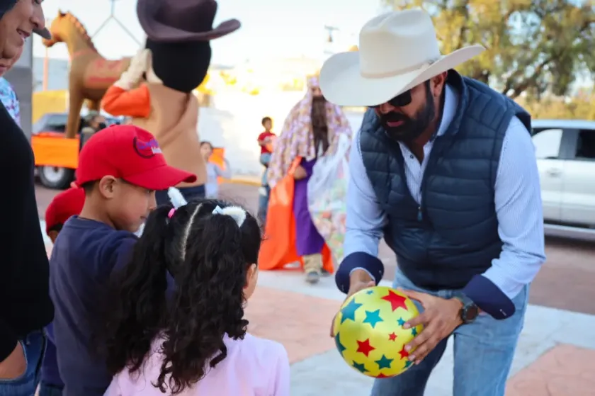 Llevan alegría a comunidades de Nopaltepec con festejos de Reyes