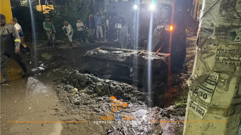 Apoyan a automovilistas varados por severos encharcamientos en Ecatepec