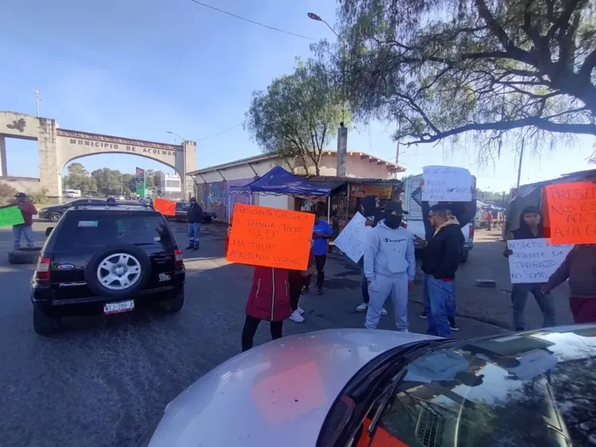 Manifestantes cierran parcialmente cruceros en Acolman por operativo contra "huachicol de agua"