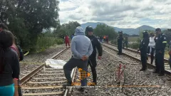 Lamentan deceso de adolescente arrollado por el ferrocarril en Atlatongo