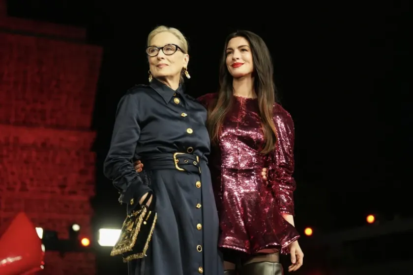 Viralizan encuentro de Anne Hathaway y Meryl Streep con reportero mexicano.
