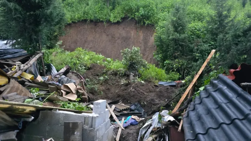 Mueren dos personas tras deslave en Amecameca