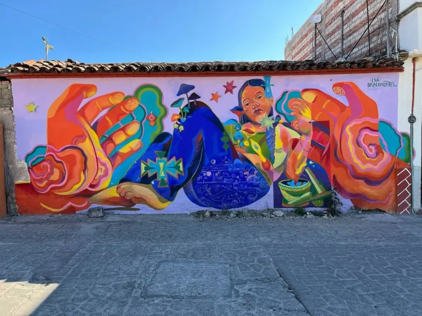 El color de las paredes: Cuando el muralismo abraza las calles y la comunidad de Mitla