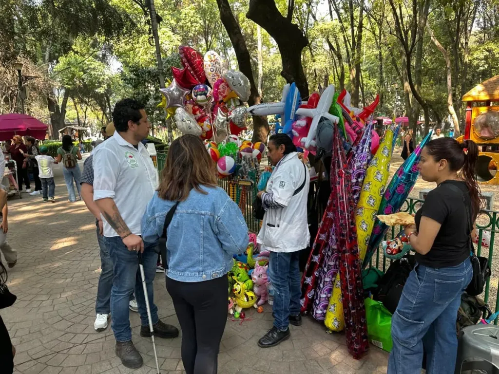 Ordenan comercio en Parque México para liberar espacios públicos.