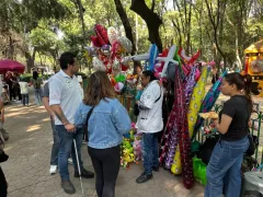 Ordenan comercio en Parque México para liberar espacios públicos.