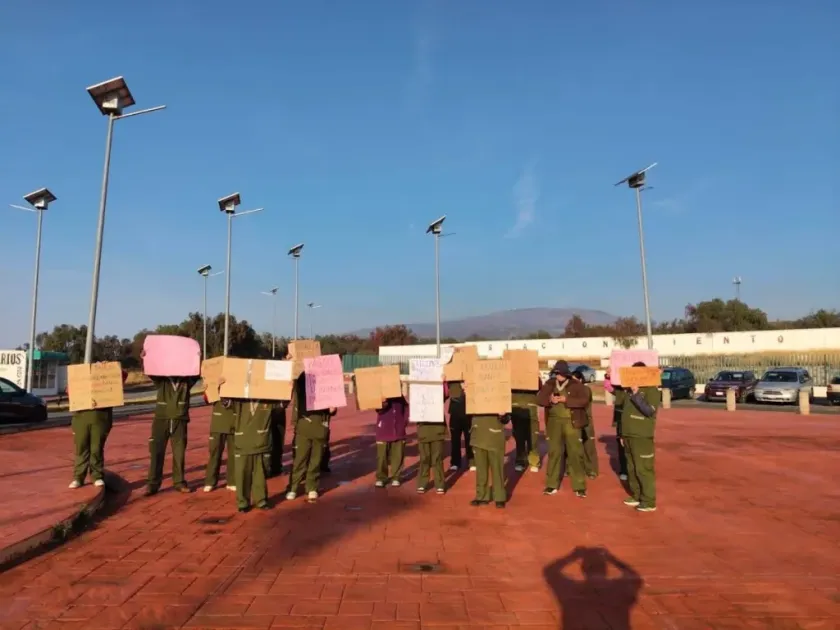 Paralizan servicio de limpieza en Axapusco por adeudos de salarios.