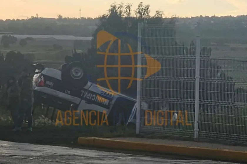 Patrulla de Seguridad Pública de Nopaltepec vuelca durante persecución