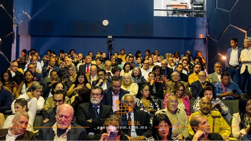 Celebran periodistas de Caracas su día tras superar los sismos