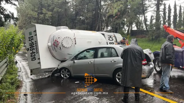 Cierran la México-Cuernavaca por volcadura de pipa