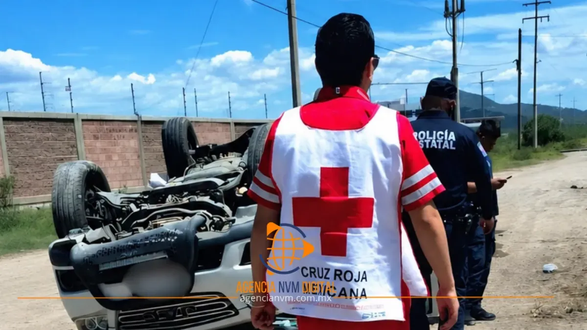 Termina camioneta volcada tras presunto asalto en Tepeapulco