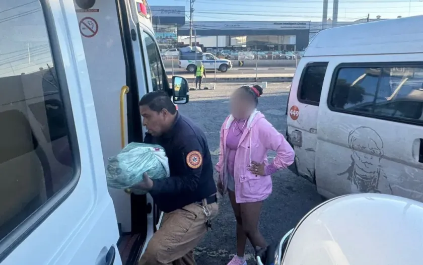 Policía y Paramédicos Asisten Parto de Emergencia en Vía Pública