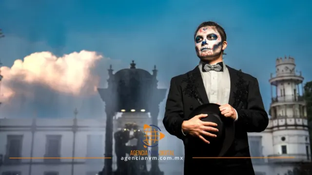 Transforman historias mexicanas en catrines durante desfile de Chapingo