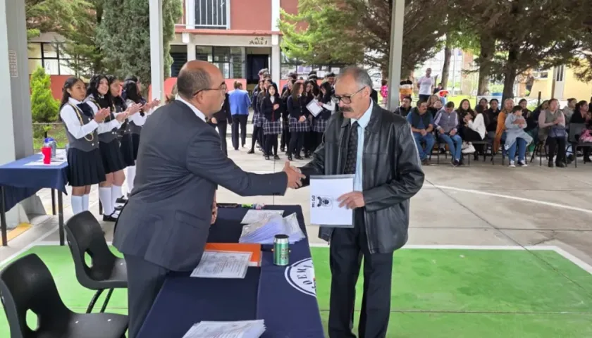 Premian Excelencia Docente del Profesor Melchor de Preparatoria 144 de Axapusco