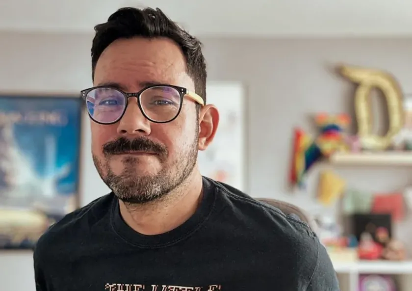 Presentan calendario de Alfredo Roagui celebrando 15 años.