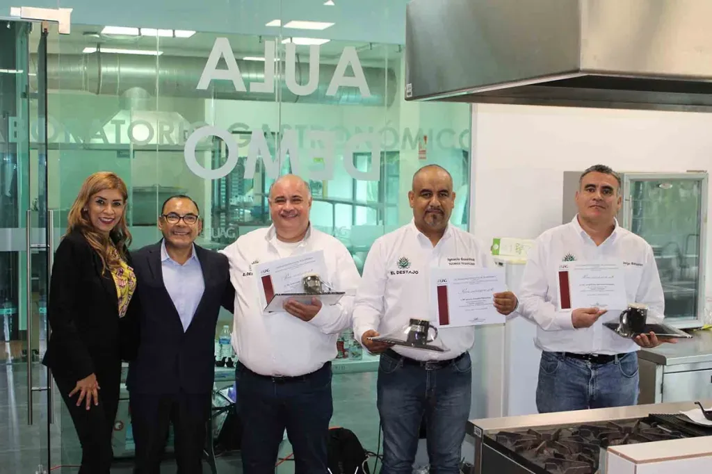 Proponen alumnos de Negocios Gastronómicos cata para identificar matices de destilados mexicanos