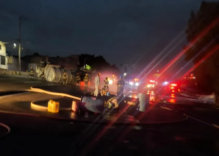 Realizarán quema controlada tras volcadura de pipa con combustible en la México-Pachuca