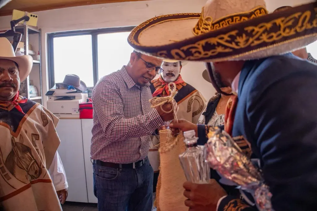 Recibe César del Valle a Arrieros de Nexquipayac e Ixtapan