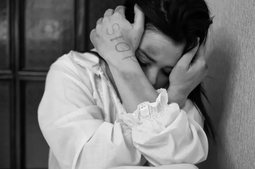 Reflexionar sobre violencia digital afecta a mujeres jóvenes.