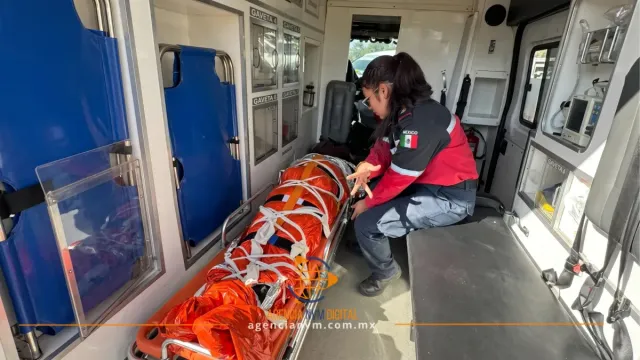 Rescatan a adulto mayor tras caer a una barranca en Otumba