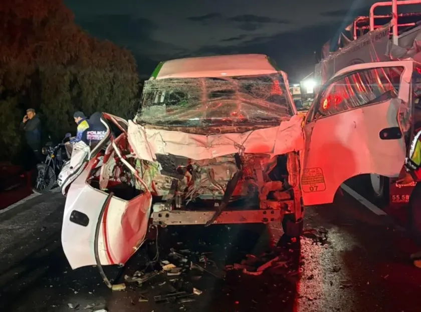 Rescatan a personas atrapadas tras choque de transporte público en la Lechería–Texcoco