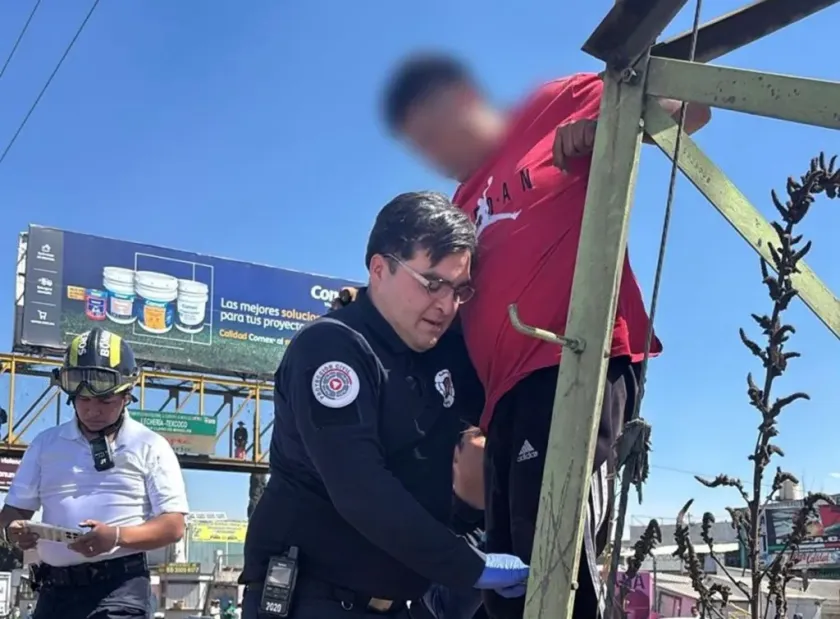 Rescatan policías y paramédicos a joven en la Texcoco-Lechería.