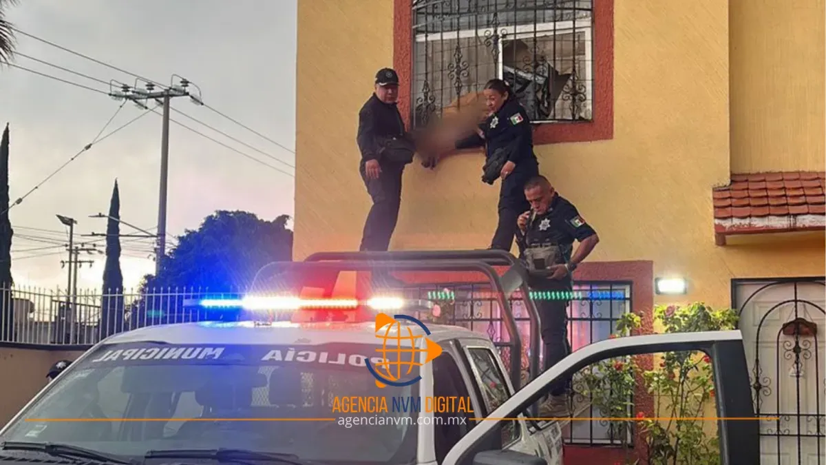 Salvan a mascota tras quedar atorada en Ecatepec
