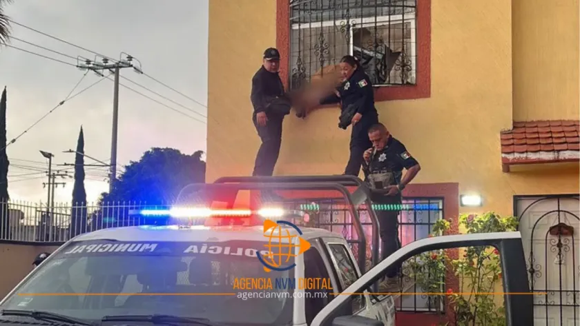 Salvan a mascota tras quedar atorada en Ecatepec