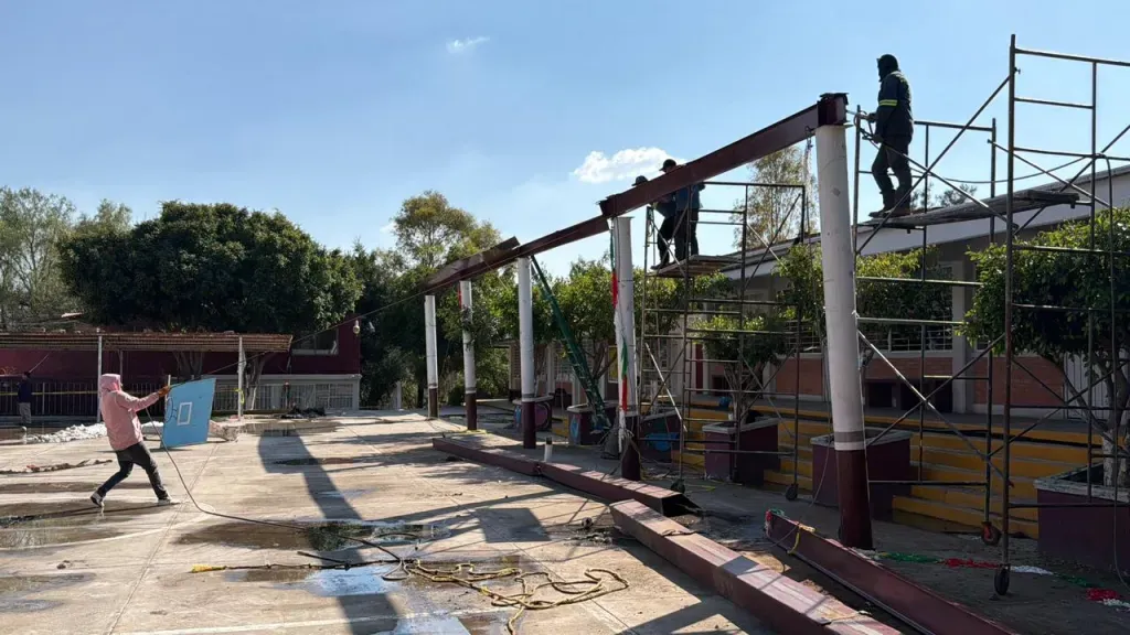 Retiran escombros tras fuerte granizada en escuelas de Ecatepec