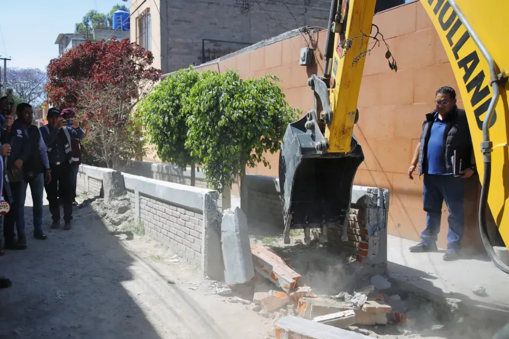 Retiran estructura irregular en Jardines de Santa Clara