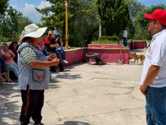 Jesús Alfaro escuchan demandas de vecinos durante faena en Los Remedios