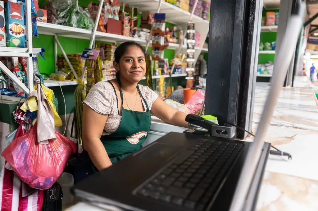 Rompen expertas mitos sobre microcréditos para mujeres